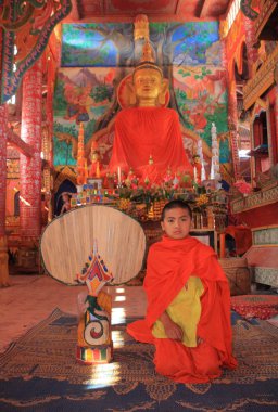 Muang şarkı, Tay keşiş çocuk
