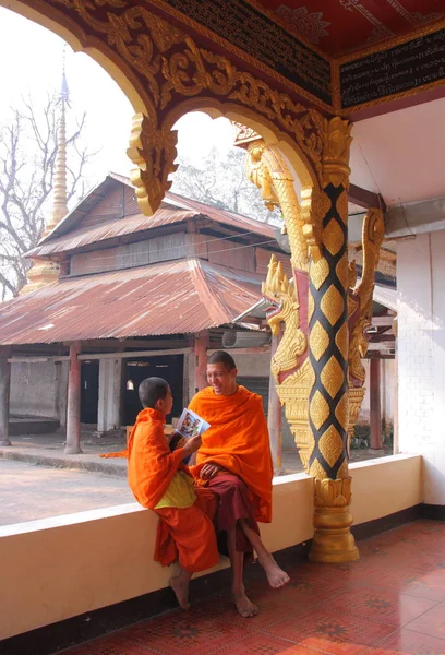 Bouddhiste garçon et moine — Photo