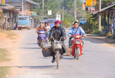insanlar Muang Sing de yol