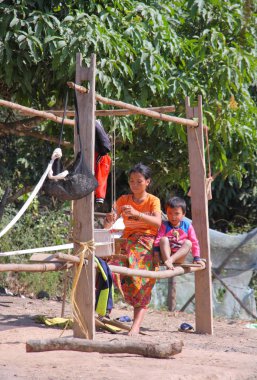 Belirsiz Akha kadın küçük çocuk ile  