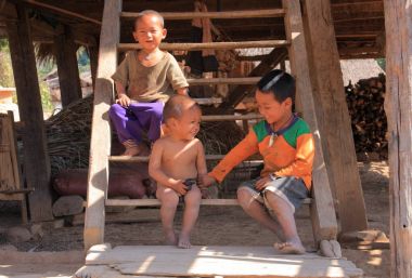 Akha Ya-Er tepe kabile çocuklar