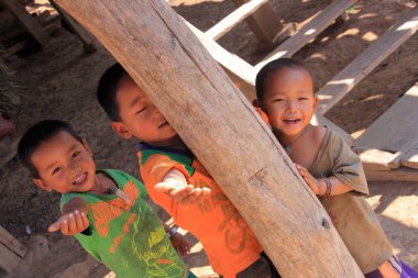 Akha Ya-Er tepe kabile çocuklar