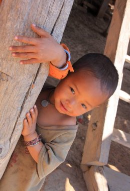 Kimliği belirsiz Akha kabile çocuk
