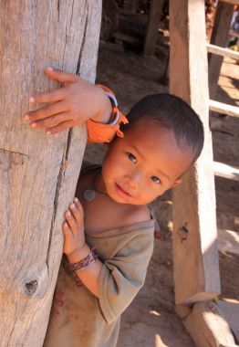 Kimliği belirsiz Akha kabile çocuk