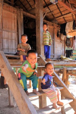 Akha Ya-Er tepe kabile çocuklar