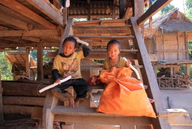 Kimliği belirsiz Akha kabile çocuklar