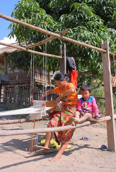 Belirsiz Akha kadın küçük çocuk ile  