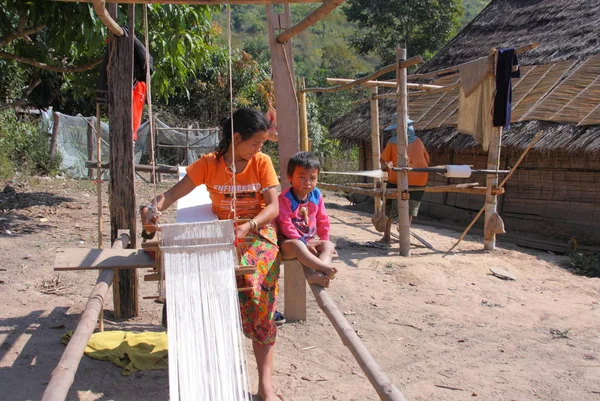 Belirsiz Akha kadın küçük çocuk ile  