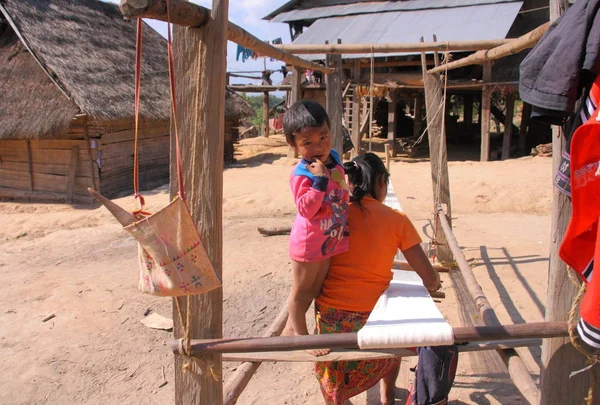 Belirsiz Akha kadın küçük çocuk ile  