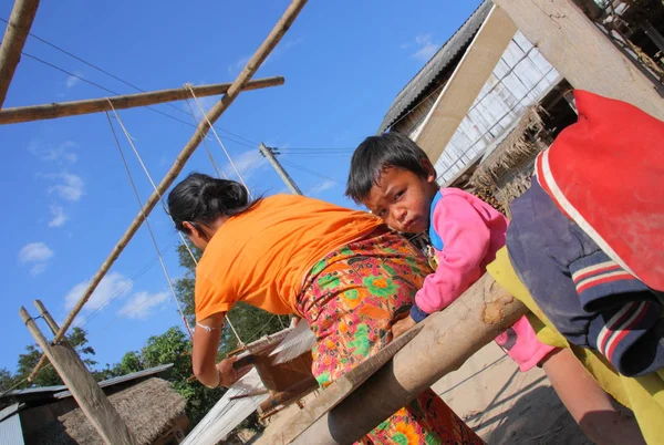 Pongsali, Laos oğlu olan kadın — Stok fotoğraf