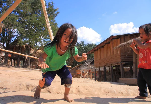 Děti v tradiční vesnici Akha kmene — Stock fotografie