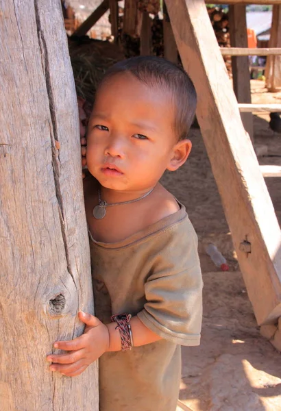 Kimliği belirsiz Akha kabile çocuk
