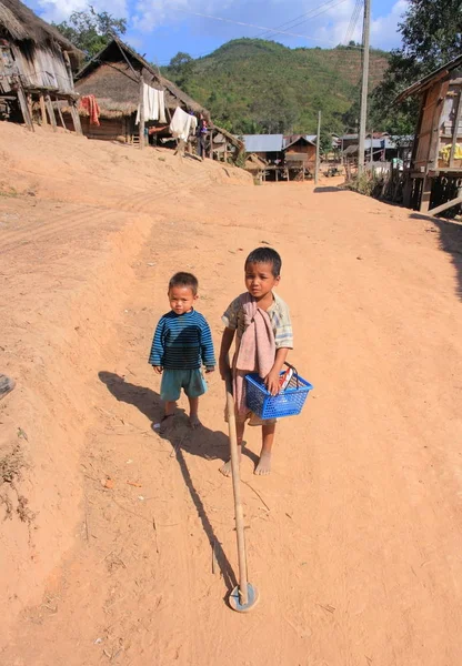 Akha Ya-Er tepe kabile çocuklar — Stok fotoğraf