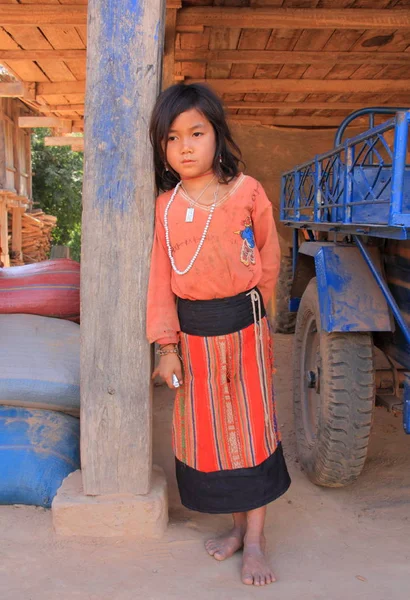 Neidentifikovaný Akha kmene dívka — Stock fotografie