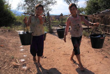 Akha Ya-Er tepe kabile çocuklar