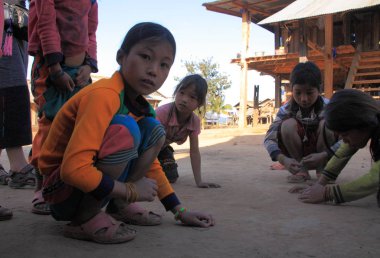 Akha Ya-Er tepe kabile çocuklar