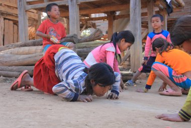 Akha Ya-Er tepe kabile çocuklar