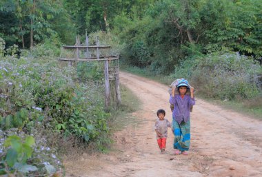 Akha Ya-Er tepe kabile kadın