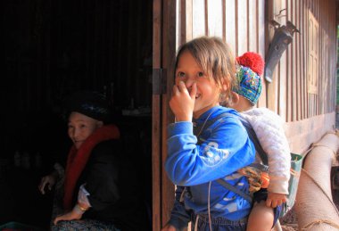 Kimliği belirsiz Akha kabile kız bebekle