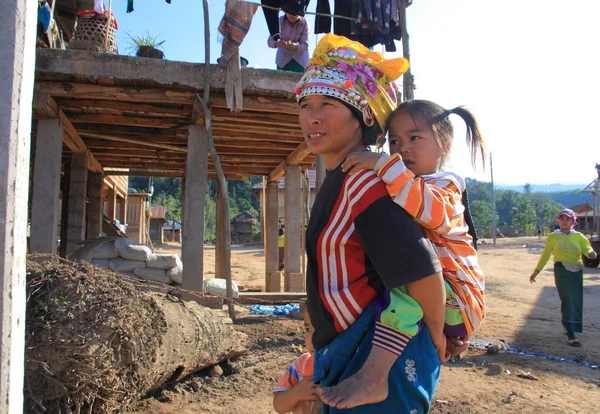 Akha tribe woman with baby — Stock Photo, Image