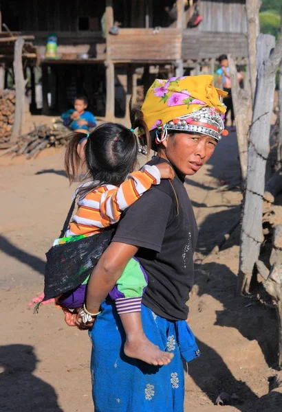 Akha kabile kadın bebek ile — Stok fotoğraf