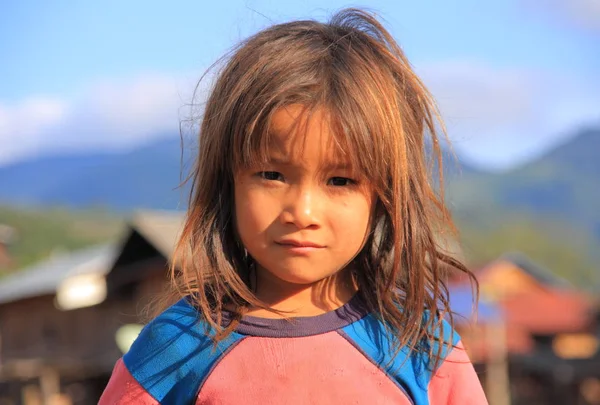 Nicht identifiziertes Mädchen aus dem Stamm der Akha — Stockfoto