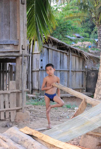 Neznámý kluk kmene Akha — Stock fotografie