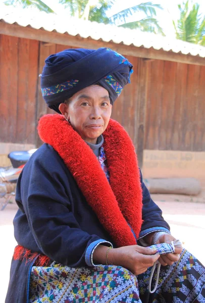 Портрет женщины из племени аху — стоковое фото
