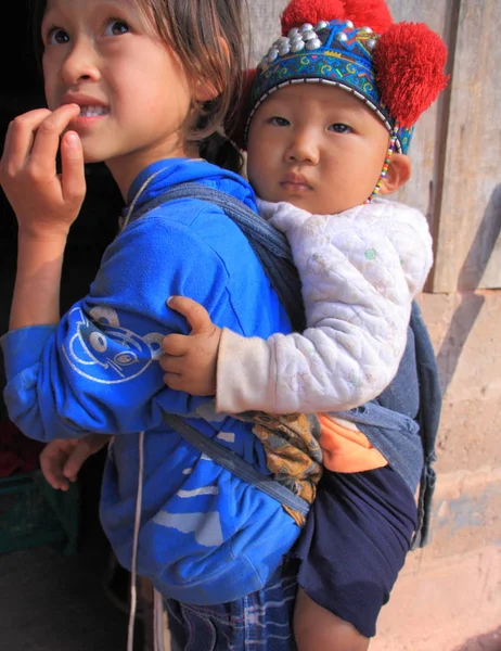 Unidentified Akha tribe girl  with baby — Stock Photo, Image