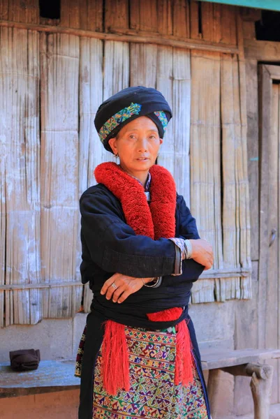 Portrait of an Akhu hill tribe woman — Stock Photo, Image