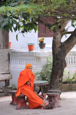 Wat Xieng tanga temple yakınındaki keşiş