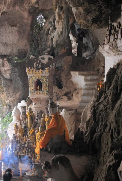 Будда печера Пак Ou печери — стокове фото
