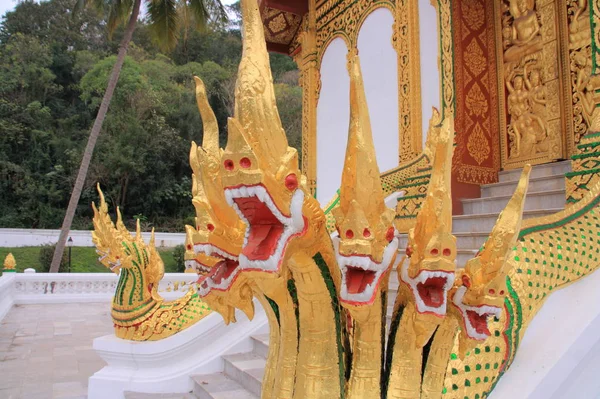 Hermoso templo antiguo en Laos — Foto de Stock