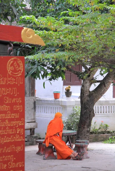 Monnik in de buurt van Wat Xieng Thong tempel — Stockfoto