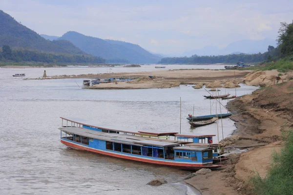  Mekong'ın Rive yerel geleneksel tekneler