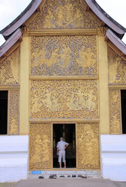 Turista cerca de Wat Xieng Thong — Foto de Stock