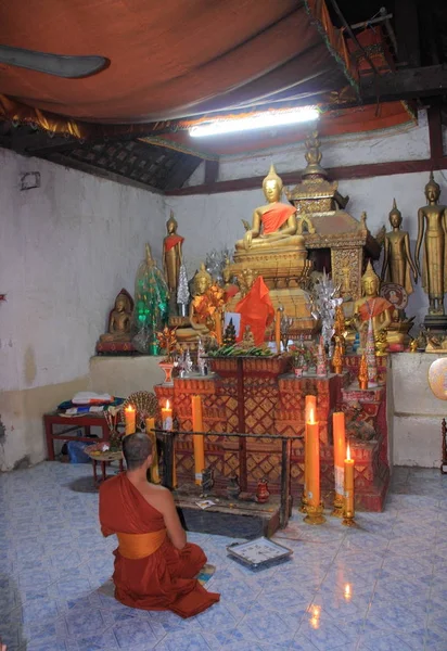 Moine priant près de statues de Bouddha — Photo