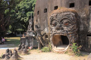 Wat Xieng Khuan insanlara 