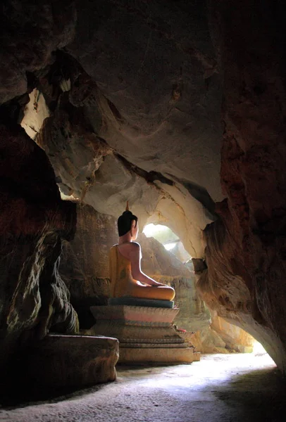 Buddha in Tham Phu Kham cave — Φωτογραφία Αρχείου