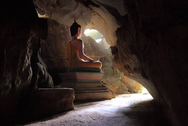 Buddha in Tham Phu Kham cave — стокове фото