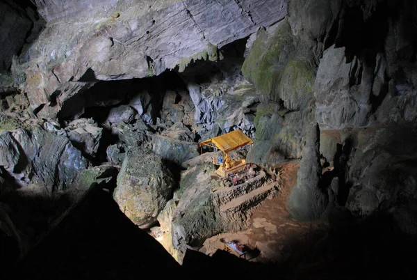 Buda em Tham Phu Kham caverna — Fotografia de Stock