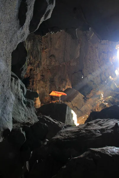 Будда в пещере Тхам Фу Кхам — стоковое фото