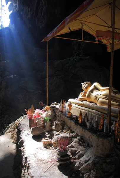Buddha in Tham Phu Kham cave — 图库照片