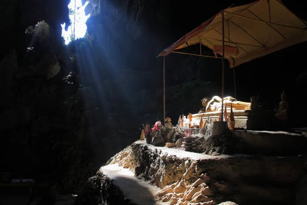 Buddha in Tham Phu Kham cave — Zdjęcie stockowe