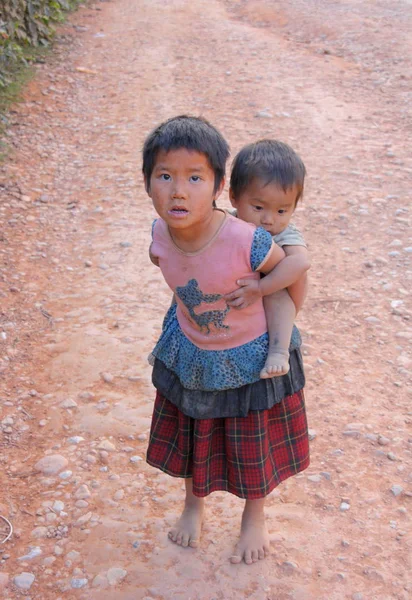 Místní děti v Vang Vieng — Stock fotografie