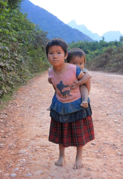 Místní děti v Vang Vieng — Stock fotografie