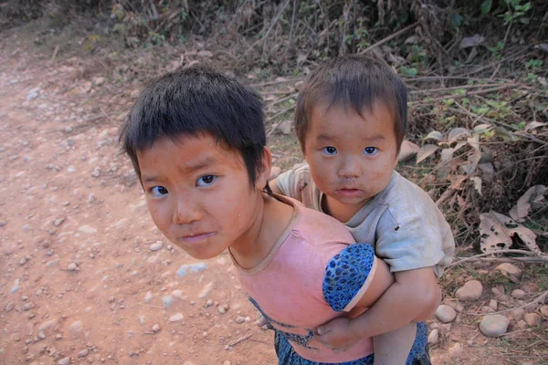 Local kids in Vang Vieng — Stock Photo, Image