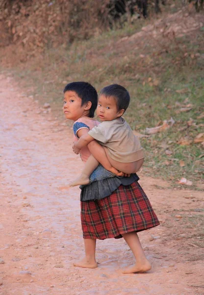 Yerel Vang Vieng çocuklarda — Stok fotoğraf