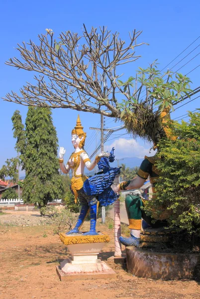 Piękny pomnik w mieście Vang Vieng — Zdjęcie stockowe