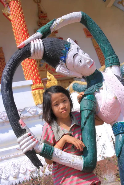 Niña cerca del templo en Vang Vieng — Foto de Stock